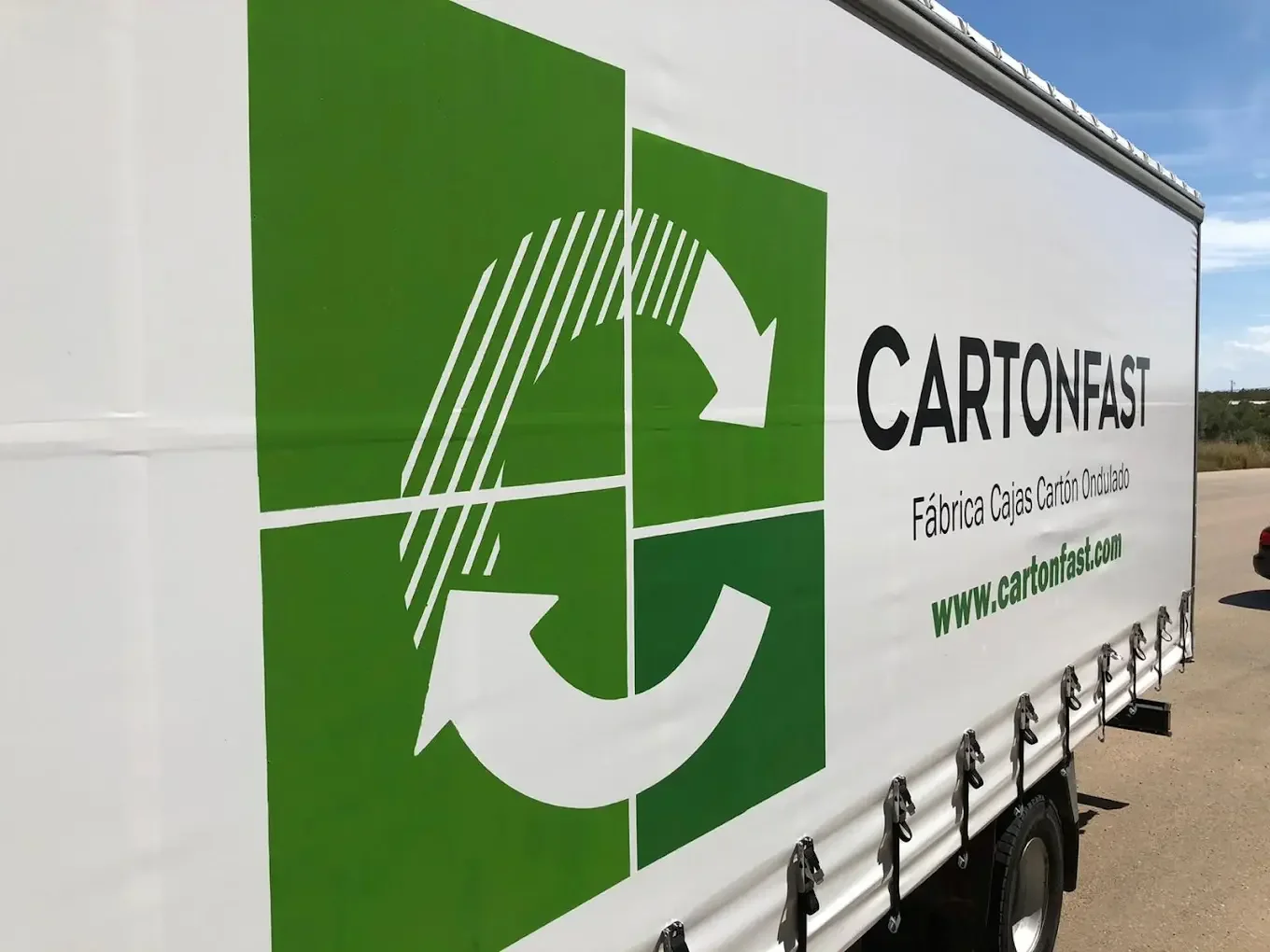 Camión de reparto Cartonfast con cajas de cartón